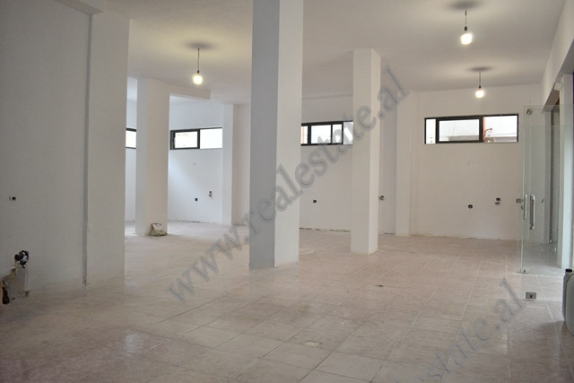 Magazine me qira tek Komuna Parisit ne Tirane